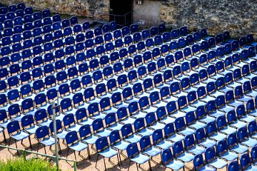 Blue chairs, Rötteln